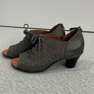 ROCKPORT Cobb Hill 8.5 gray peep toe booties